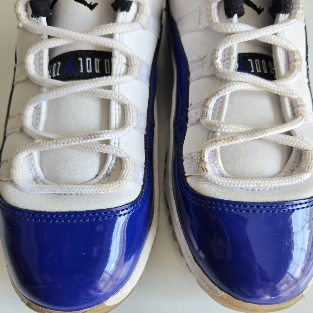 Nike Air Jordan 11 Low Retro White Blue Concord 580522-100 Boys Youth‎ Size 2Y